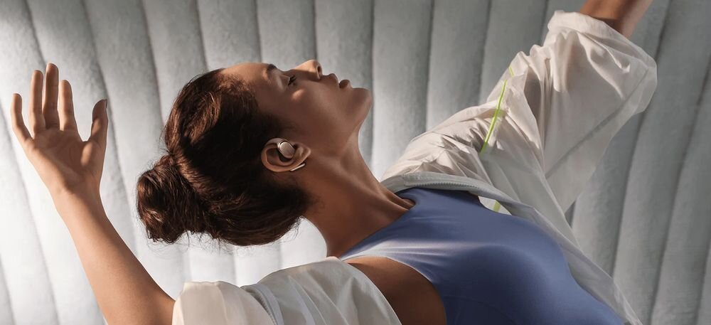 XIAOMI Openwear Stereo Pro dźwięk przestrzenny 360 śledzenie ruchu głowy, osoba z założonymi słuchawkami dousznymi