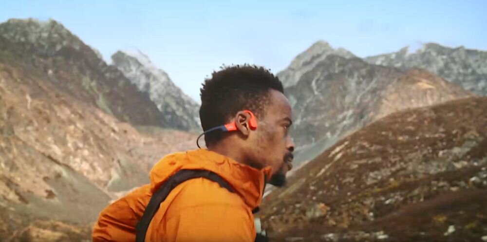 Słuchawki SHOKZ OpenSwim Pro IP68 pływanie do 2 m przez 2 godziny tryb Bluetooth MP3, osoba z założonymi słuchAwkami kostnymi 