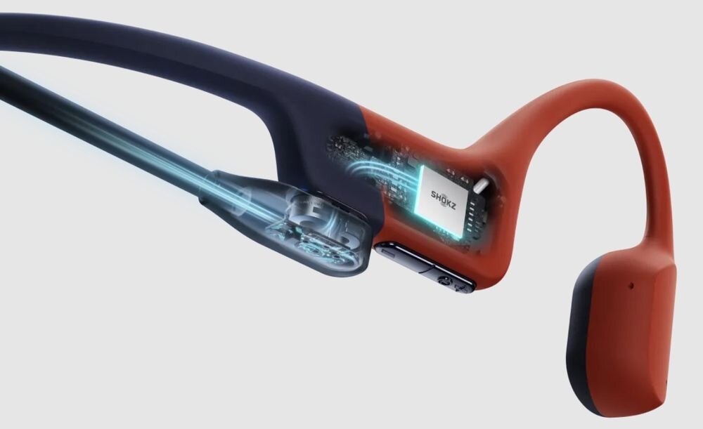 Słuchawki SHOKZ OpenSwim Pro 32 GB MP3 do 8000 utworów szybki transfer, słuchawki kostne po skosie na białym tle