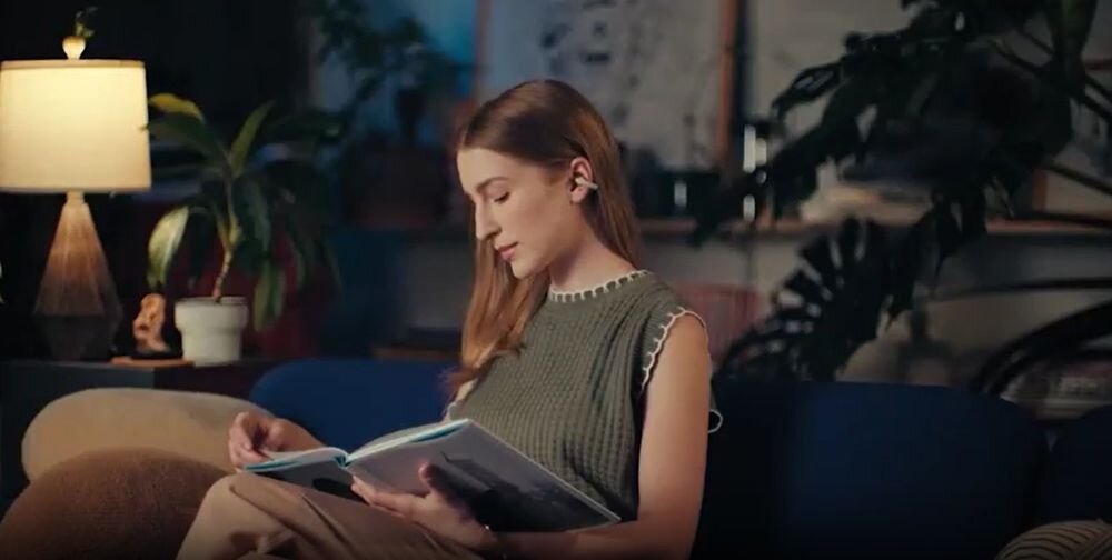 SHOKZ OpenDots One lekkie słuchawki klips Dolby Audio 40h odtwarzania, osoba z założonymi słuchawkami powietrznymi