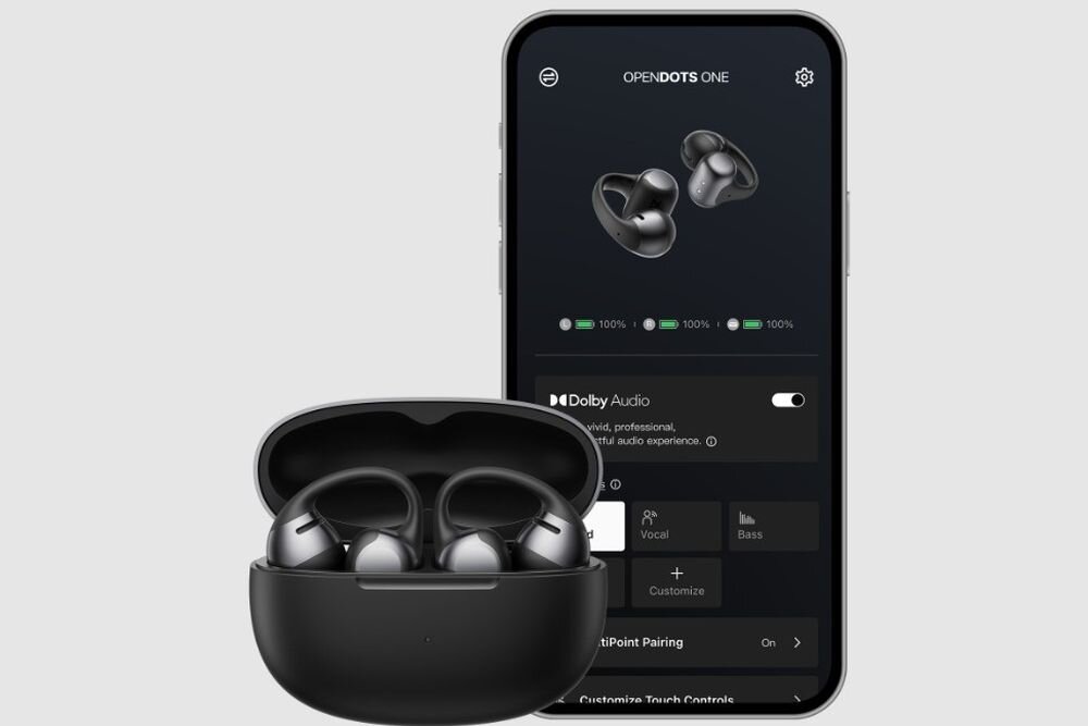 SHOKZ OpenDots One zaawansowane ustawienia Dolby Audio EQ sterowanie gesty lokalizacja, słuchawki wraz z euti oraz smartfonem na szarym tle