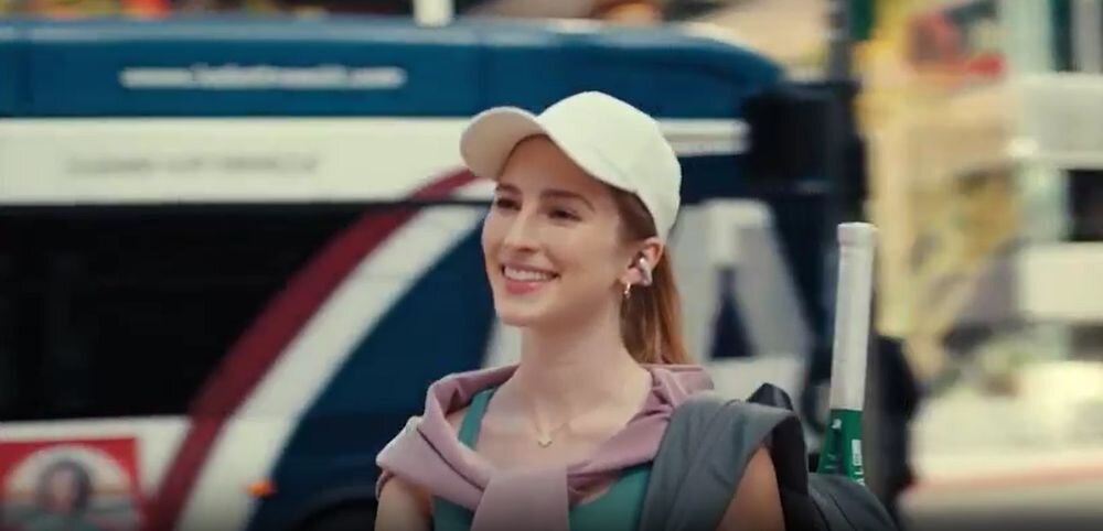 SHOKZ OpenDots One komfort słuchania aktywności miasto sport przewiewne stabilne, osoba z założonymi słuchawkami powietrznymi