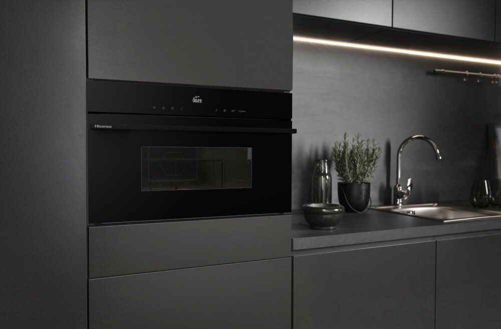 KUCHNIA MIKROFALOWA HISENSE BIM334G64DBG8 Minimalistyczna kuchnia w ciemnej tonacji prezentuje zabudowaną czarną mikrofalę Hisense w linii z szafkami, akcentując wysoki poziom stylu i dopracowanego wzornictwa kuchenka mikrofalowa design elegancka zabudowa kuchenna ciemny front wygląd