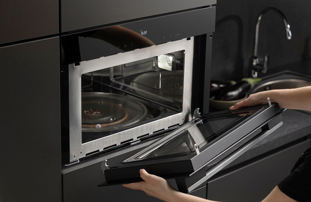 KUCHNIA MIKROFALOWA HISENSE BIM334G64DBG8 Zbliżenie na zabudowaną kuchenną mikrofalę z otwartymi, całkowicie wyjmowanymi drzwiami, które ułatwiają dokładne czyszczenie wnętrza urządzenia higiena kuchnia łatwe czyszczenie innowacyjne rozwiązanie dostęp do zakamarków Demontowalne drzwiczki