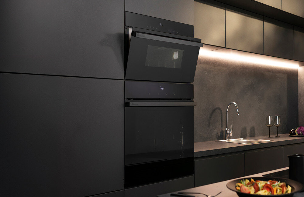 KUCHNIA MIKROFALOWA HISENSE BIM334G64DBG8 Ciemna kuchnia pokazuje dwa dopasowane, zabudowane piekarniki/mikrofalę i piekarnik, tworzące spójny, elegancki front meblowy mikrofalówka BIM334G64DBG8 piekarnik BSA6634PBG8 zestaw do zabudowy spójny design dopasowany wzorniczo drzwiczki otwierane do dołu wygoda użytkowania jednolita stylistyka kuchnia
