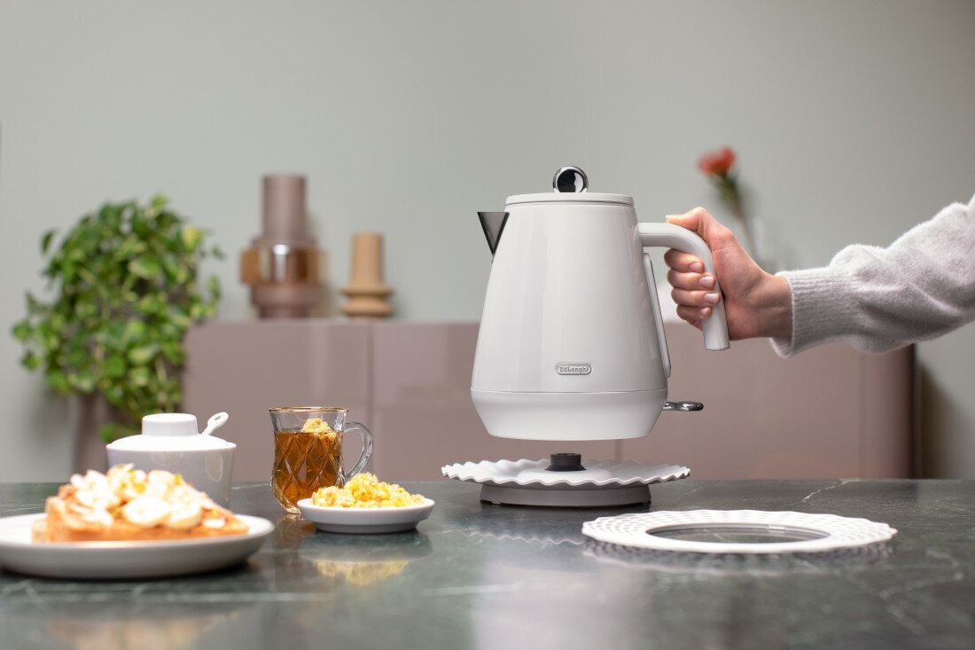 Czajnik DELONGHI KBY2001.W Eclettica Biały Bezpieczeństwo trójstopniowy system bezpieczeństwa ochrona automatyczne wyłączenie korzystanie