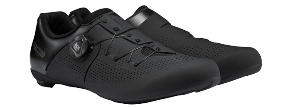 Czarne buty rowerowe z systemem zapięcia na pokrętło i perforowaną powierzchnią. Widoczne logo \'BOA\' na pokrętle.