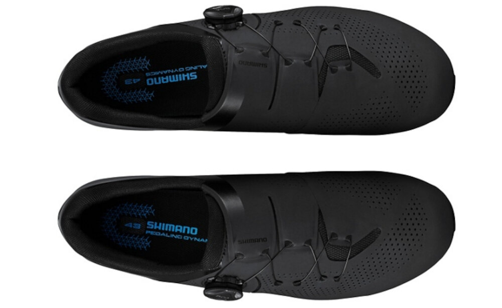 Czarne buty rowerowe z systemem zapięcia na pokrętło, z perforacjami na powierzchni. Wkładka wewnętrzna z napisem \'SHIMANO PEDALING DYNAMICS 43\'.