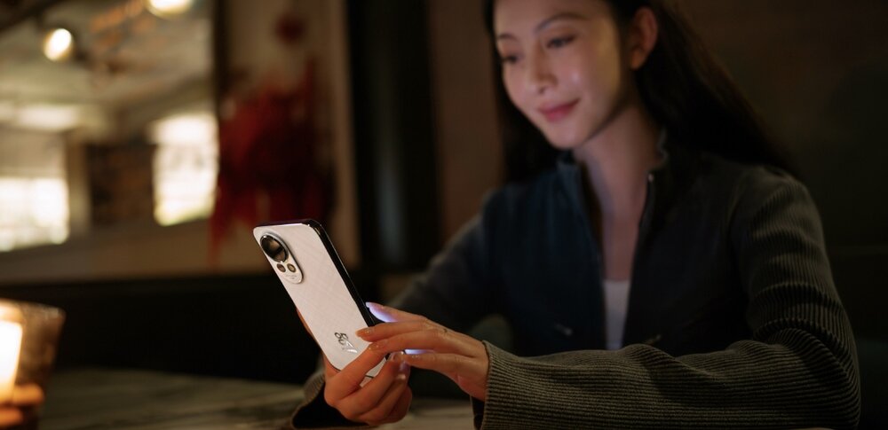 Smartfon HUAWEI Nova 13 AI Eye Comfort Display kobieta czyta na smartfonie