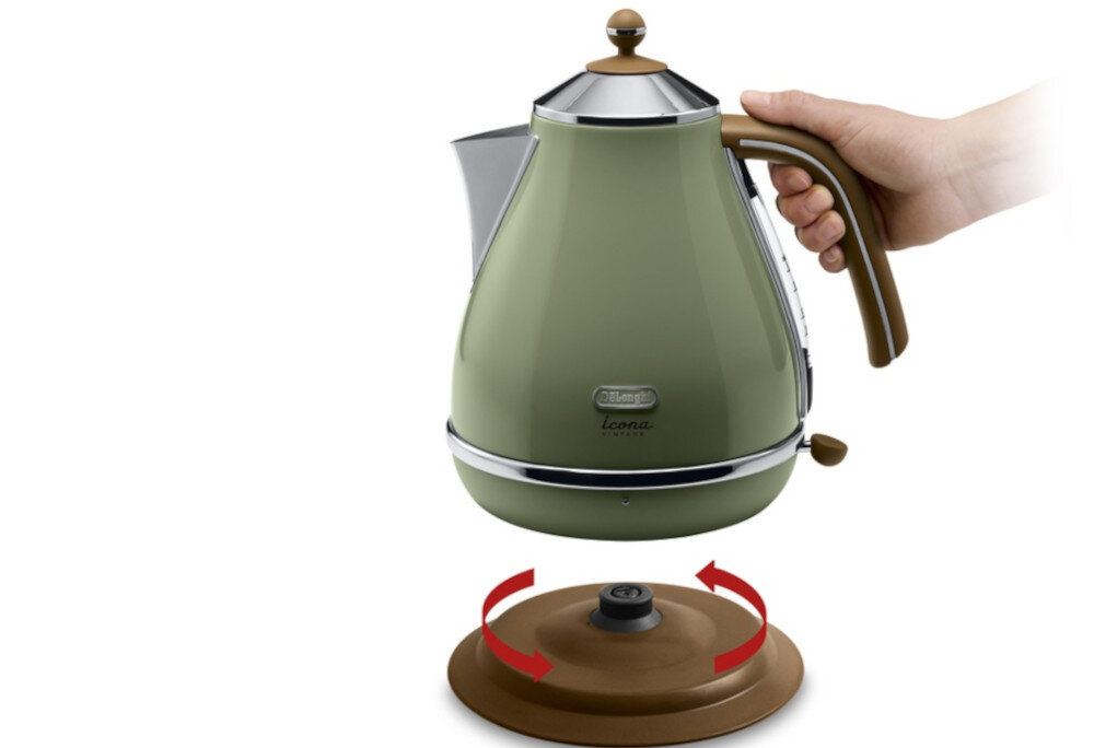 Zielony czajnik elektryczny z brązowym uchwytem jest podnoszony z brązowej podstawy. Na czajniku widoczne jest logo \'DeLonghi\' oraz napis \'Icona\'.