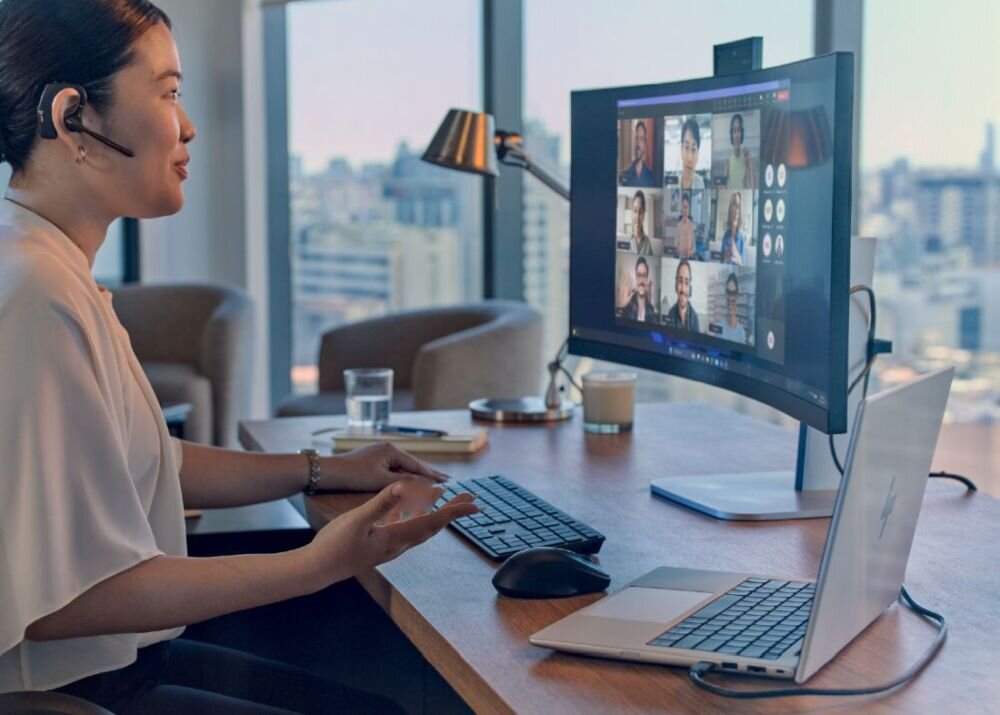 Osoba pracuje przy laptopie HP EliteBook 8 G1i 14 C51FYET podłączonym do monitora zewnętrznego w ergonomicznej przestrzeni biurowej – Intel Core Ultra 7 255U ekran 14 cali waga 1,4 kg