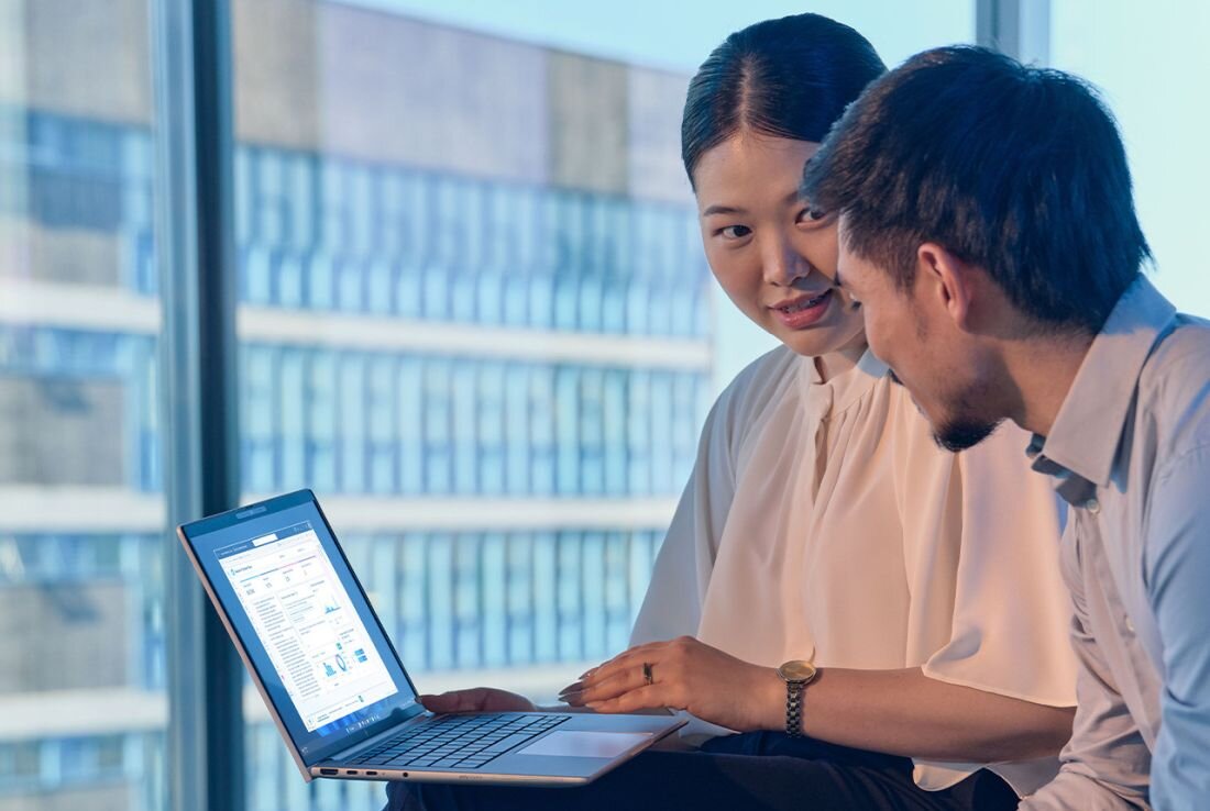 Grafika układu Intel AI Boost NPU w laptopie HP EliteBook 8 G1i 14 C51FYET – lokalne przetwarzanie AI Auto Framing Poly Camera Pro HP AI Companion