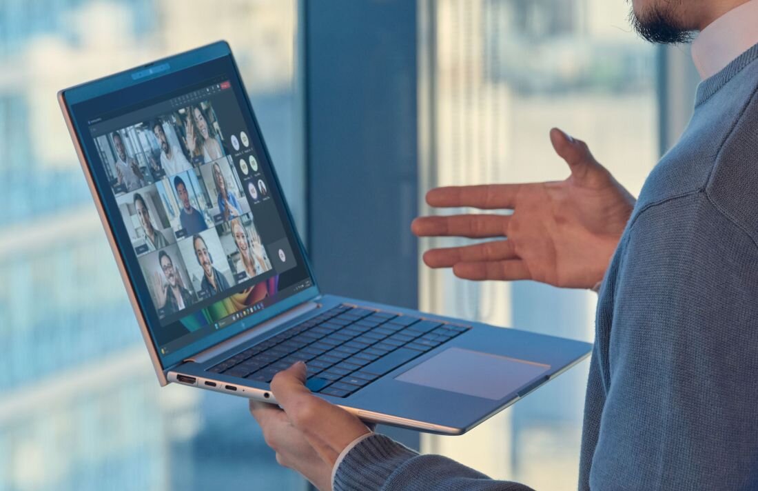 Osoba korzysta z laptopa HP EliteBook 8 G1i podczas wideokonferencji – kamera 5 Mpx sensor IR przesłona prywatności Windows Hello czytnik linii papilarnych