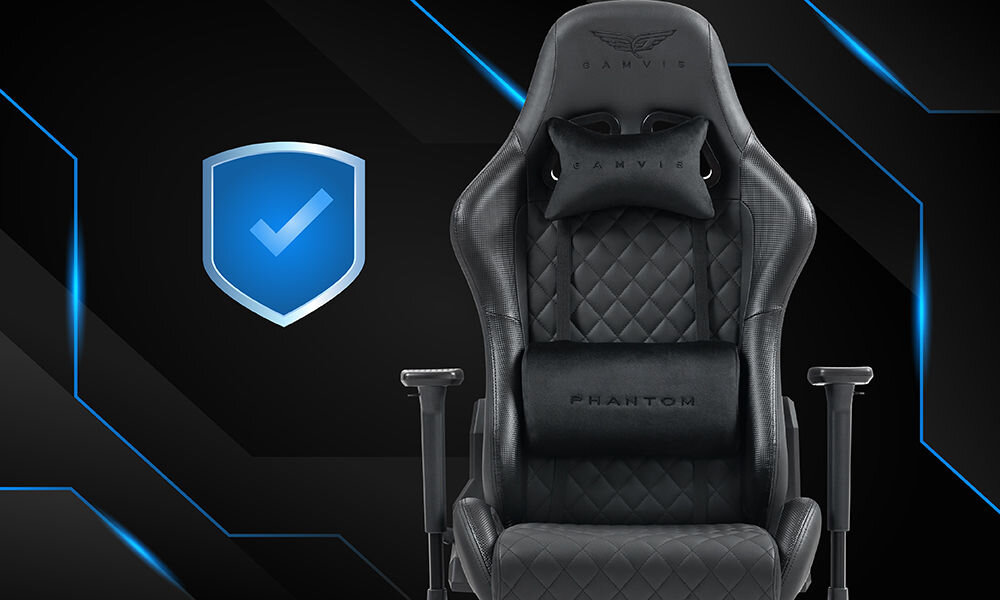 Fotel GAMVIS Phantom Large Pikowany Czarny prezentacja fotela na ciemnym tle z niebieskimi paskami ikona tarczy obok solidne wykonanie atrakcyjna cena produkcja na tej samej linii co Xrocker Diablo Chairs jakość trwałość