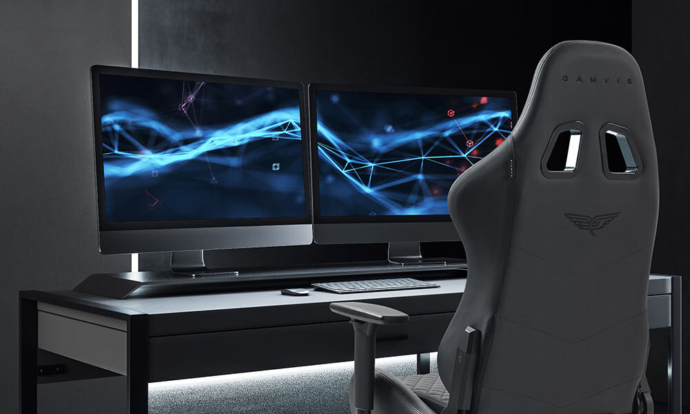 Fotel GAMVIS Phantom Large Pikowany Czarny prezentacja fotela w pokoju przy biurku monitory na biurku z klawiaturą i myszką ciemna ściana wielozadaniowość fotel biurowy gamingowy komfort