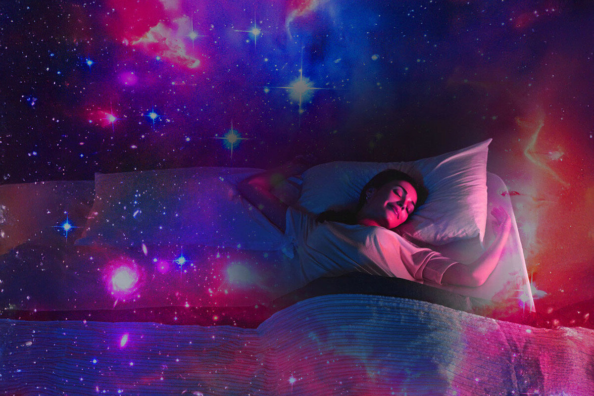 Projektor gwiazd z głośnikiem HAWK HW-STAR03 Astronauta Rakieta, odpoczynek, sypialnia, mgławica, wieczór, Kobieta śpiąca przy projekcji mgławicy