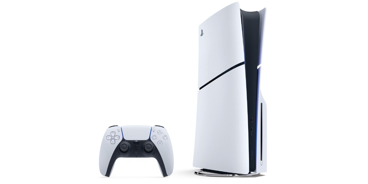 Playstation 5 Slim i 2 pady na białym tle.