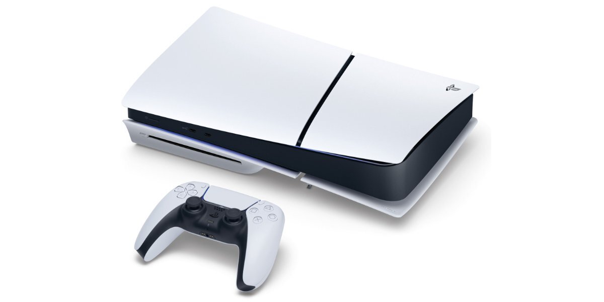 Konsola Playstation 5 Slim obok telewizora i pada.