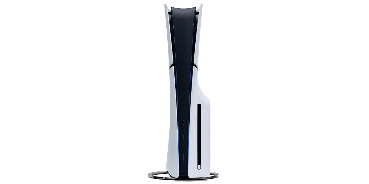 Osoba grająca na konsoli Playstation 5 Slim w ciemnym pokoju. 