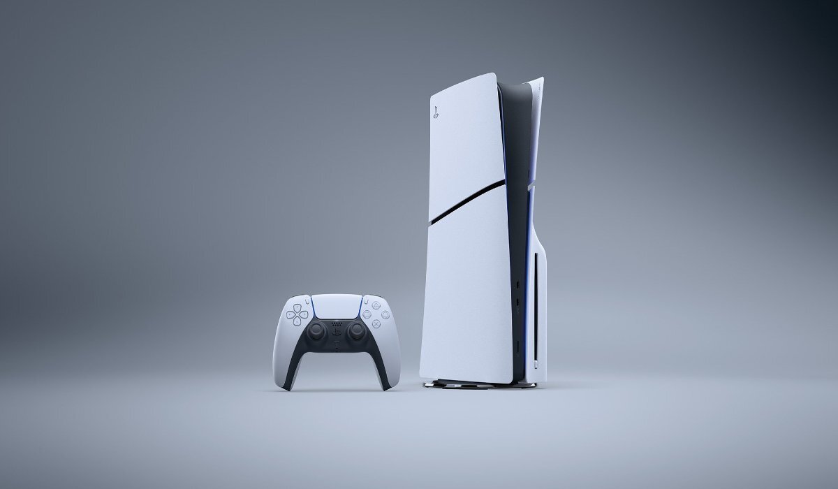 Konsola Playstation 5 Slim obok telewizora wyświetlającego grę. 