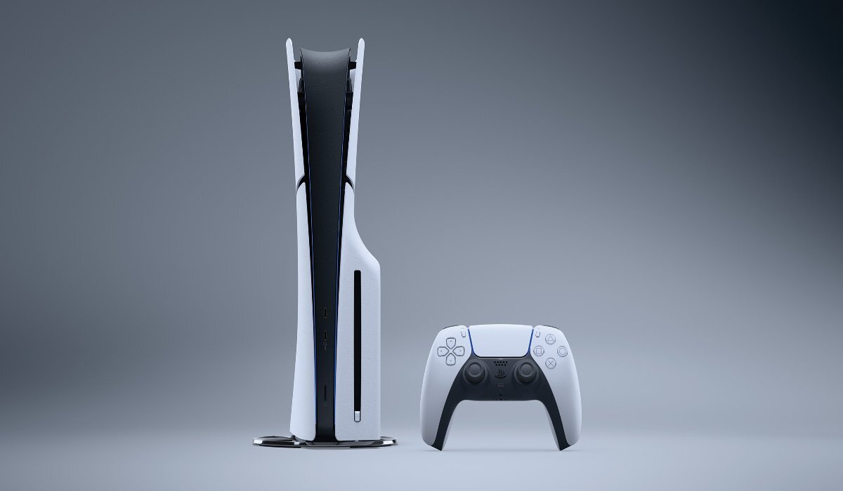Playstation 5 Slim obok 2 padów, obok widoczne są ikony połączeń 'USB', 'Wi-Fi' itp.