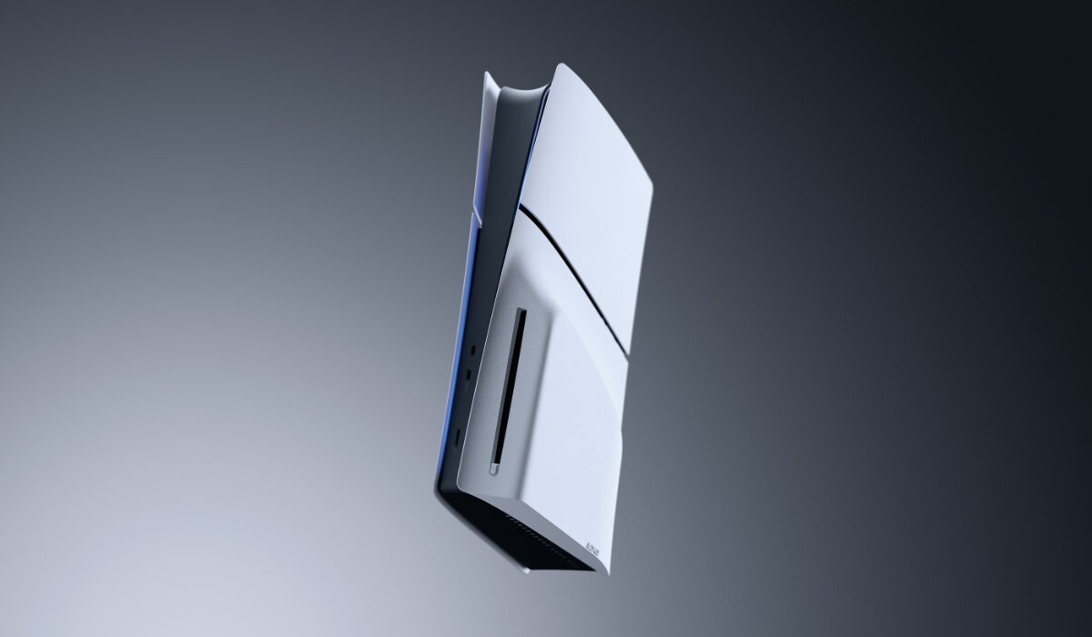 Konsola Playstation 5 Slim i 2 pady na ciemno-szarym tle.