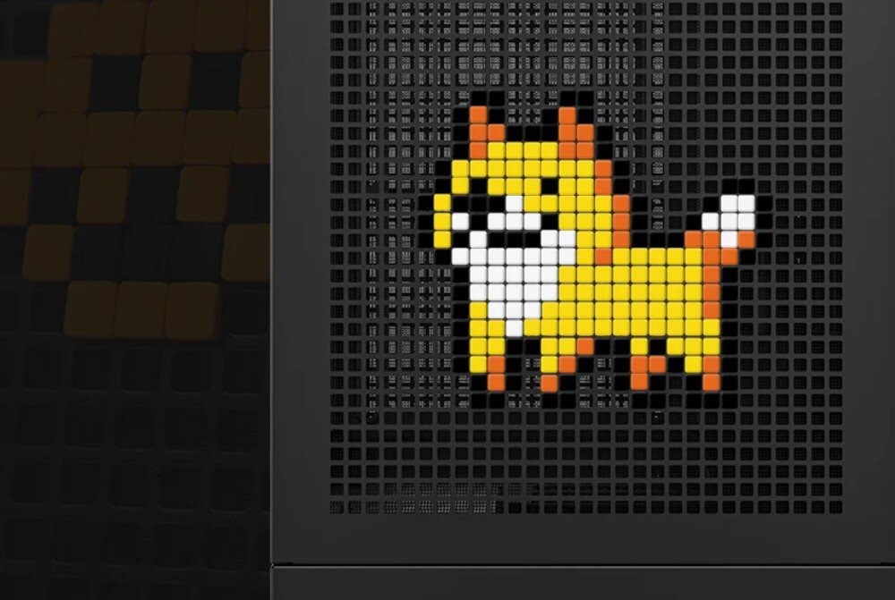 Obudowa DEEPCOOL CH170 Plus zbliżenie na perforowany panel obudowy, w którego otwory wpięto kolorowe gumowe elementy tworzące grafikę przedstawiającą żółtego psa