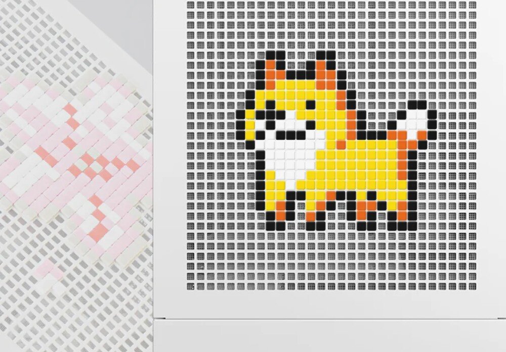 Obudowa DEEPCOOL CH170 Plus zbliżenie na perforowany panel obudowy, w którego otwory wpięto kolorowe gumowe elementy tworzące grafikę przedstawiającą żółtego psa