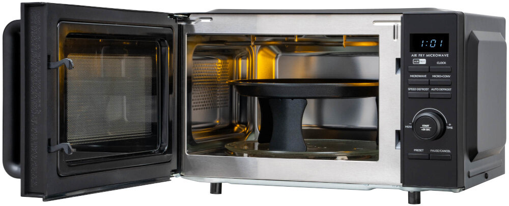 Kuchenka mikrofalowa GÖTZE & JENSEN MO920KAF Twin AirFry 1200W średnica 34.5 cm pojemność 20L Auto Defrost Quick Start Czarny kuchnia osoba wyciąga z wnętrza ser na talerzu do AirFry funkcja AirFry o mocy do 200°C łączy działanie mikrofal z intensywnym nawiewem gorącego powietrza system podwójnego nawiewu równomiernie przygotowane chrupiącą skórkę złocistą warstwę Tryb AirFry podgrzewać dania przygotowywać przekąski i potraw
