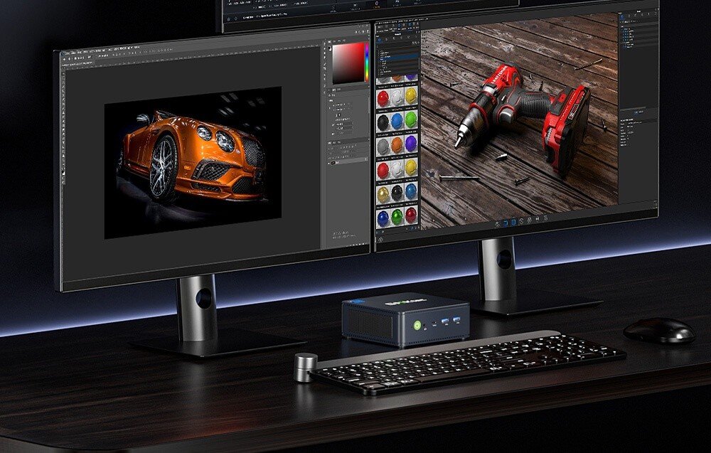 Komputer GMKTEC K7 Plus Biurko z dwoma monitorami wyświetlającymi programy graficzne, na ekranach pomarańczowy samochód i czerwone elektronarzędzie, przed nimi komputer i klawiatura, ekrany, rozdzielczość