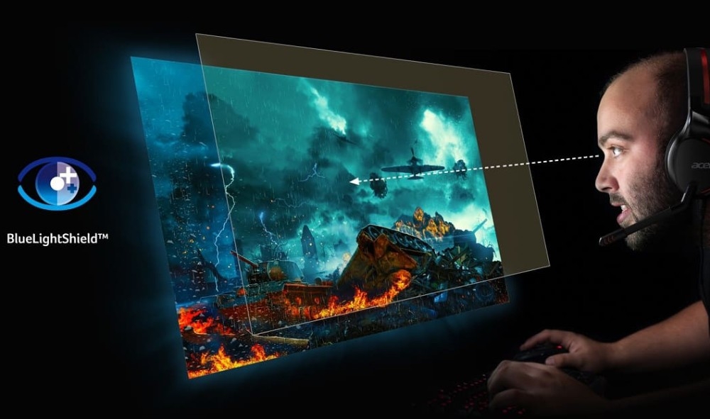 Monitor ACER EK251QG Mężczyzna w słuchawkach patrzy na ekran z grą, przez który przechodzi filtr oznaczony jako BlueLightShield, ochrona wzroku, niebieskie światło, migotanie