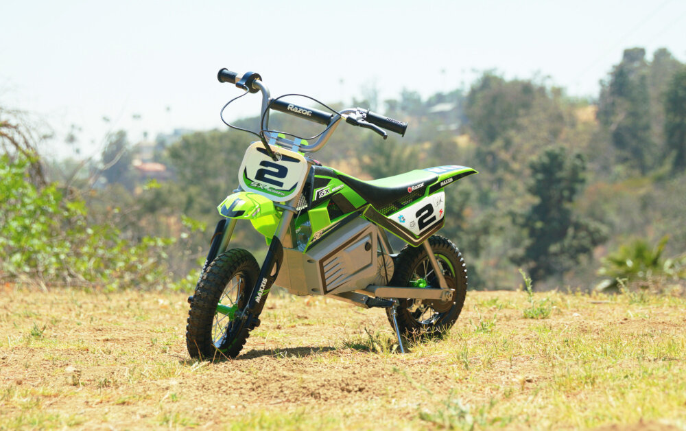 Motorek dla dziecka RAZOR Dirt Rocket SX350 McGrath Czarno-czerwony wyglad front bok