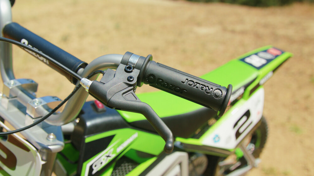 Motorek dla dziecka RAZOR Dirt Rocket SX350 McGrath Czarno-czerwony matetka gazu predkosc hamulec bebnowy