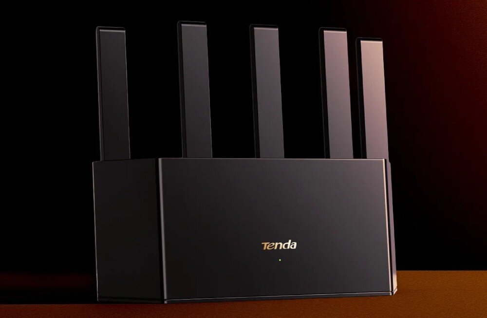 Czarny router z pięcioma pionowymi antenami, na przedniej części widoczne jest logo \'Tenda\'.
