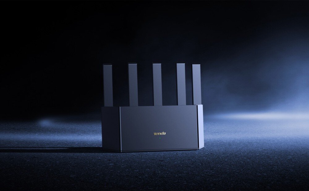 Na ciemnym tle znajduje się router z sześcioma pionowymi antenami. Na urządzeniu widoczne jest logo \'tenda\'.