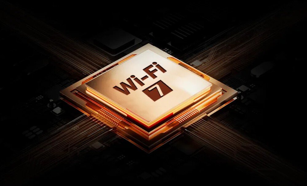 Obraz przedstawia stylizowany układ scalony z napisem \'Wi-Fi 7\' na złotym tle. W tle widoczne są ciemne elementy przypominające płytę główną komputera.
