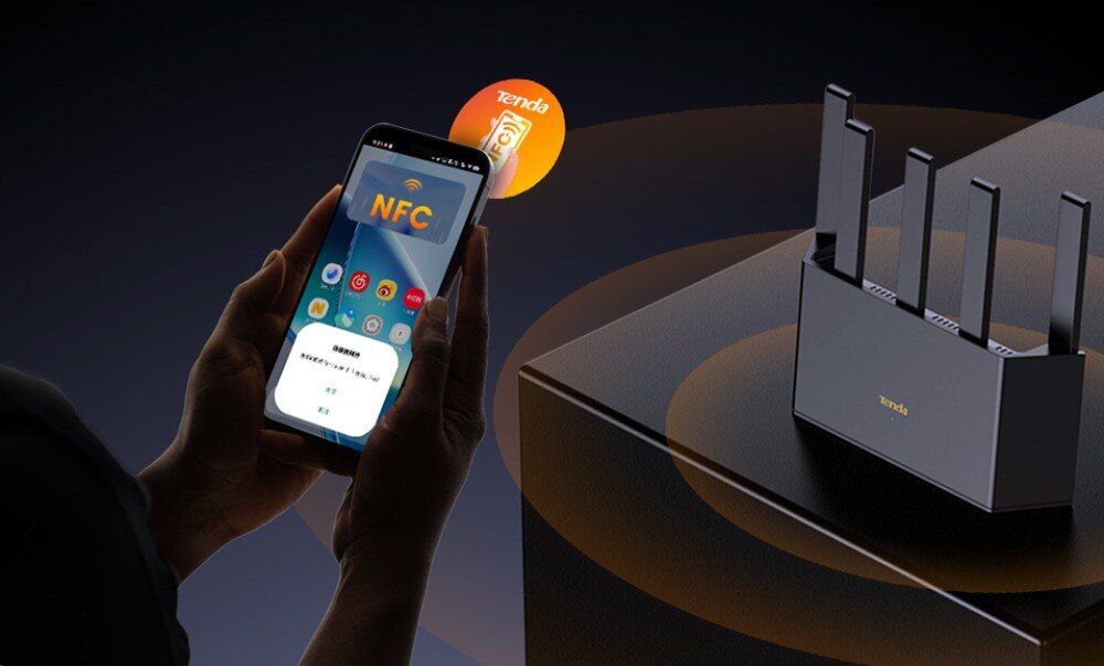 Osoba trzyma smartfon z wyświetlonym napisem \'NFC\' przed routerem z czterema antenami. Na routerze widoczne jest logo \'tenda\'.