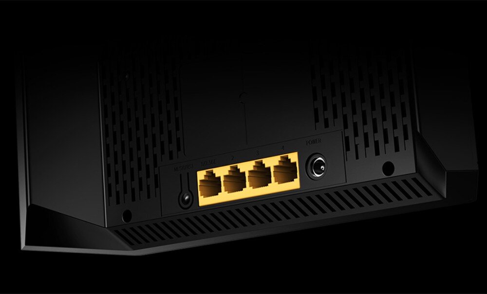 Czarny router z widocznymi czterema żółtymi portami Ethernet oraz gniazdem zasilania oznaczonym jako \'POWER\'.