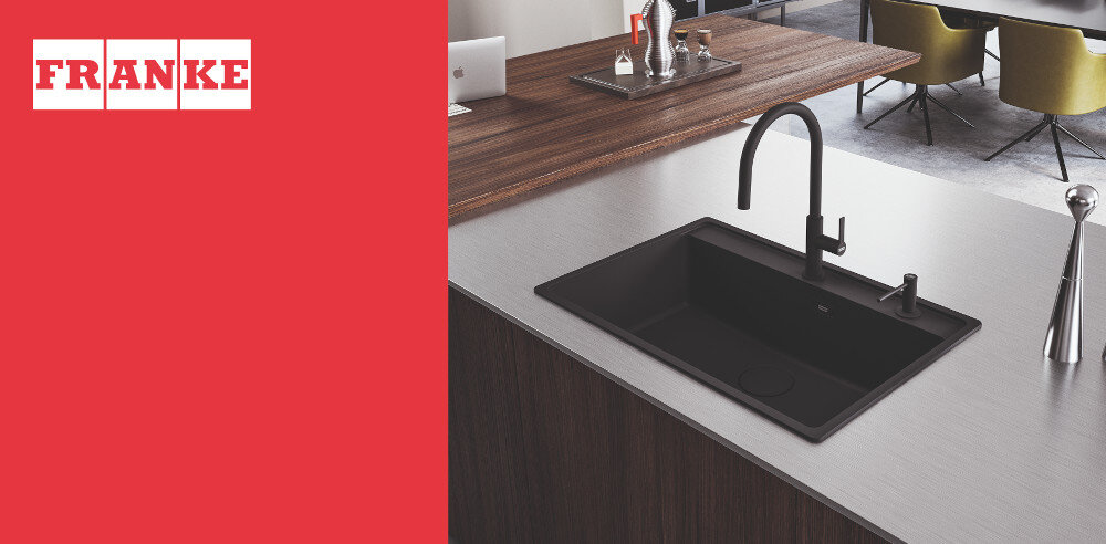 BATERIA KUCHENNA FRANKE Maris Slim J Pull-Out wizualizacja kuchnia blat zlewozmywak jasne wnętrze logo marka znak