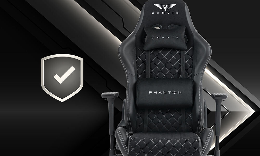 Fotel GAMVIS Phantom Large Czarny (białe elementy) + podnóżek prezentacja fotela na ciemnym tle z paskami obok tarcza solidne wykonanie atrakcyjna cena produkcja na tej samej linii co Xrocker Diablo Chairs jakość trwałość