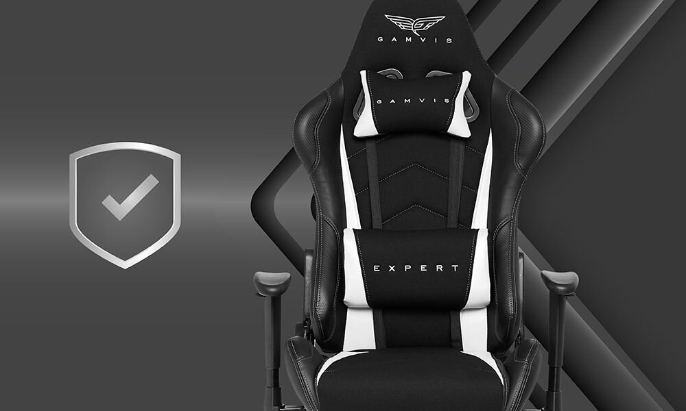 Fotel GAMVIS Expert Czarny (białe elementy) prezentacja fotela na ciemnym tle z geometrycznymi kształtami obok tarcza solidne wykonanie atrakcyjna cena produkcja na tej samej linii co Xrocker Diablo Chairs jakość trwałość