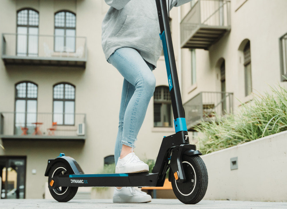 Hulajnoga elektryczna FRUGAL Dynamic EX Czarny koła duże 10-calowe pompowane opony tłumią drgania amortyzują wstrząsy minimalizują ryzyko uszkodzenia amortyzator w przednim kole