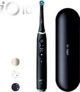 Czarna szczoteczka Oral-B iO 10 i etui podróżne. Obok trzy kółka z kolorami: srebrnym, szaro-białym i czarnym.