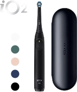 Szczoteczka Oral-B iO 2 i etui podróżne. Obok kółka z 5 kolorami: białym, szarozielonym, beżowym, granatowym, czarnym.