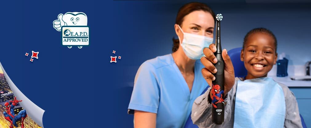 Logo EAPD. Obrazek Spidermana i uśmiechniętego dziecka na fotelu dentystycznym, które używa szczoteczki iO Kids 6+ obok dentysty.