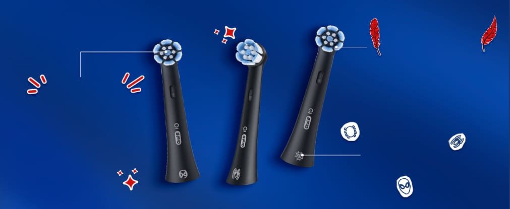 Niebieskie tło z główkami 3 szczoteczek do zębów pokazującymi korzyści