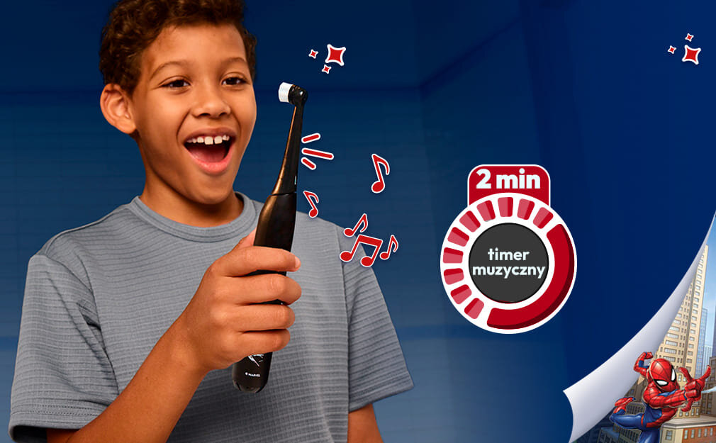 Uśmiechnięte dziecko trzymające iO Kids 6+, ikony muzyczne, Spiderman w rogu.