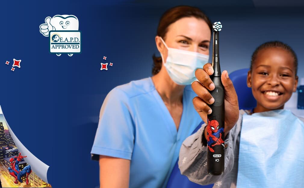 Logo EAPD; Spiderman i uśmiechnięte dziecko na fotelu dentystycznym używające iO Kids 6+ z dentystą.