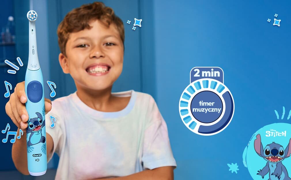 Uśmiechnięte dziecko trzymające iO Kids 6+, ikony muzyczne, Stitch w rogu.