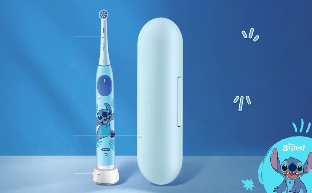Szczoteczka OralB iO w zestawie z etui podróżnym, ładowarką i końcówką szczoteczki, Stitch w rogu.